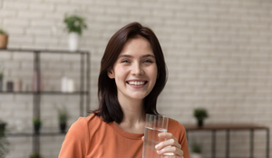 A água é essencial para o equilíbrio do organismo (Imagem: fizkes | Shutterstock)