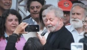 Lula ao sair da prisao em curitiba