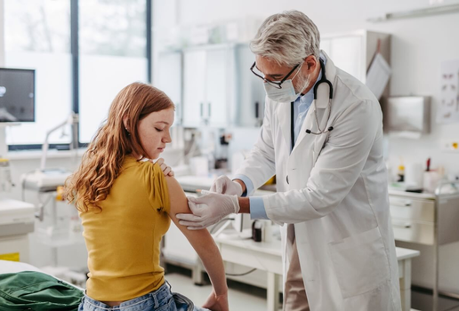 A vacinação é fundamental para evitar doenças decorrentes do HPV (Imagem: Halfpoint | Shutterstock)