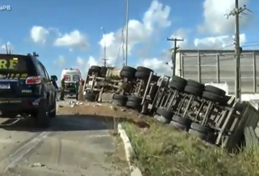 Tombamento carreta br101