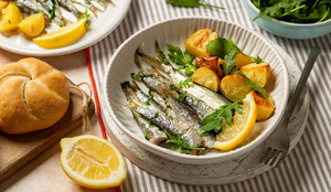 Sardinha assada com batata (Imagem: OlgaBombologna | Shutterstock)