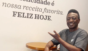 Sósia de Pelé recorda experiências e quer seguir homenageando o Rei