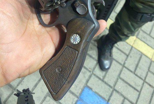 Revolver calibre 38 foi apreendido com o suspeito