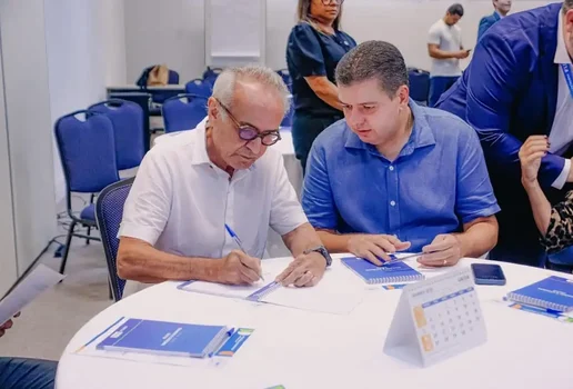 Prefeito celebra parcerias com a Caixa e anuncia programa que oferecera bolsa mensal para estudantes