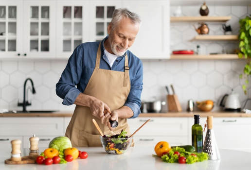 A dieta mediterrânea pode contribuir para a prevenção de doenças como o Alzheimer (Imagem: Prostock-studio | Shutterstock)