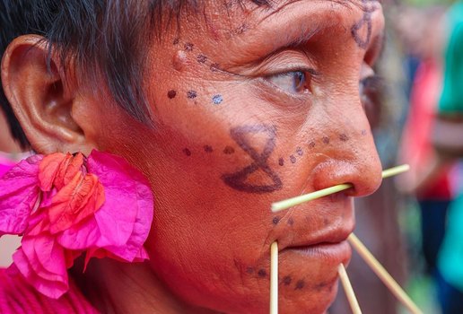 Povos Yanomami - indígenas que vivem na Floresta Amazônica.