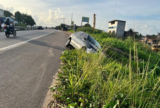 Veículo teve pequenos danos em razão do acidente