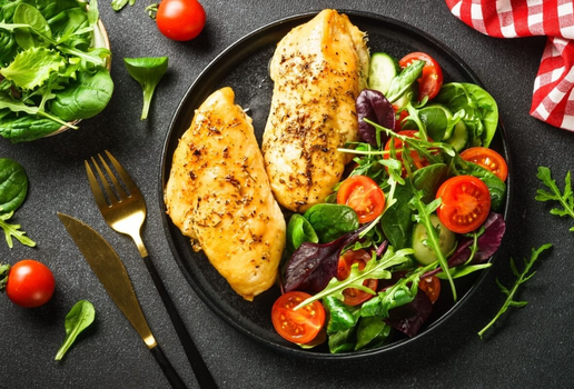 Peito de frango grelhado com salada verde (Imagem: nadianb | Shutterstock)