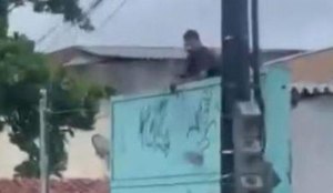 Condutor embriagado colide carro e sobe em telhado para fugir da pm 640x463