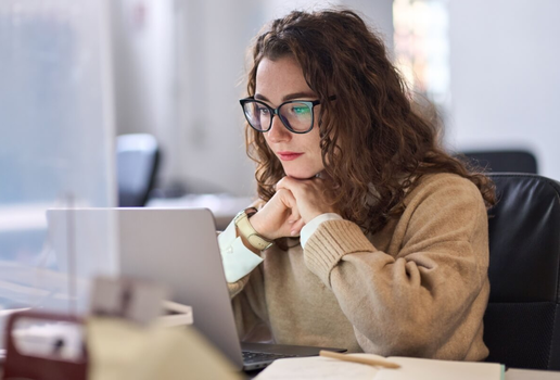 A depressão funcional causa sentimento persistente de vazio, fadiga emocional e perda de sentido na vida (Imagem: insta_photos | Shutterstock)