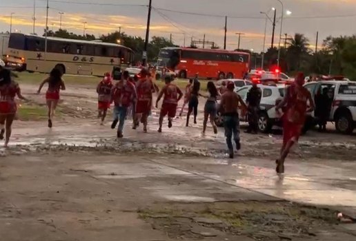 Torcedores do América-RN após serem liberados do Estádio Almeidão.