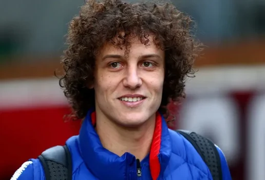 Mulher que denunciou David Luiz vai entregar celular para pericia policial