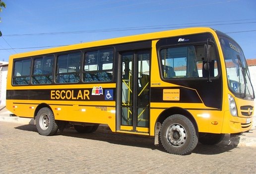 Ônibus fazia o transporte de aproximadamente 60 estudantes