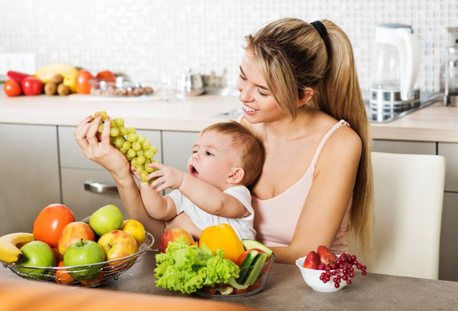Uma dieta equilibrada, com fibras, fornece os nutrientes necessários para um bom funcionamento do sistema digestivo (Imagem: SvetlanaFedoseyeva | Shutterstock)
