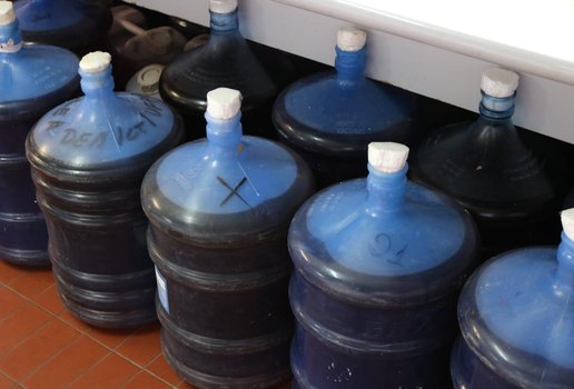 Alunos da PB transformam 2 mil litros de bebidas apreendidas em álcool gel