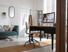 O home office pode ser integrado à sala de estar de forma harmoniosa (Imagem: New Africa | Shutterstock)