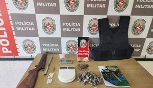 PM encontra armas e drogas na casa dos alvejados em ataque, em JP