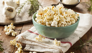A pipoca é um alimento benéfico à saúde (Imagem: Brent Hofacker | Shutterstock)