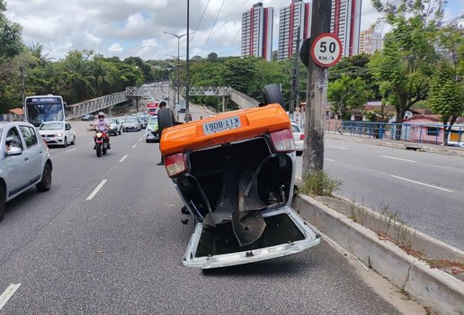 Motorista perdeu o controle da diração, na Avenida Dom Pedro II.