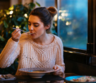 Alguns alimentos podem ajudar a melhorar a disposição nos dias mais frios (Imagem: Maksym Azovtsev | Shutterstock)