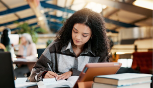 Ajustar o planejamento de estudos e cuidar da saúde mental na reta final para o Enem é fundamental para alcançar o desempenho almejado (Imagem: PeopleImages.com - Yuri A | Shutterstock)