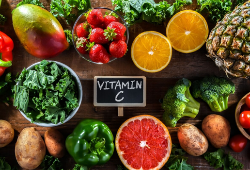 A vitamina C é essencial para o organismo e pode ser obtida por meio de diversas fontes alimentares (Imagem: monticello | Shutterstock)