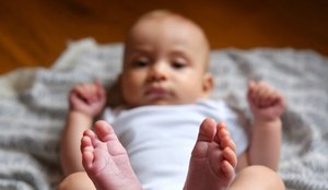 A photo of a baby with a focus on his feet the bab blzb L99 RT1 OU Ke F m Qx7 KA 1l0 Zd Ueg Sp Sa Lj4ztktr RQ