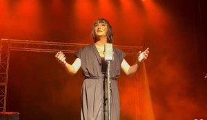 Letícia Rodrigues no palco, como Bibi Ferreira.