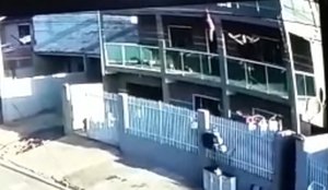 Camera registra vizinho salvando crianca que caiu do 3 andar de predio