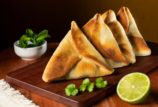 Esfiha fechada de calabresa (Imagem: David Salgado Fellow | Shutterstock)