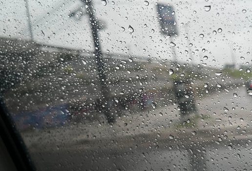 JANELA CHUVA PINGOS ÁGUA