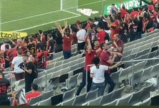 Torcedores do Atlético Paranaense fazem gestos racistas contra torcedores do Galo mineiro