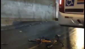 A criança estava em um bicicleta.