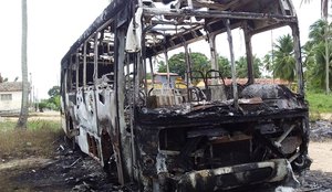 Veículo que atende ao transporte coletivo foi queimado