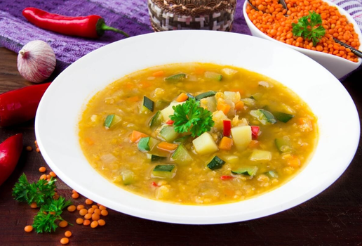 Sopa de lentilha com legumes (Imagem: Lapina Maria | Shutterstock)