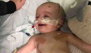 Bebe acordou apos cinco dias em coma e sorriu para o pai