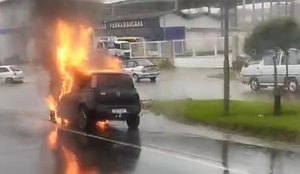 Carro pega fogo na BR-101, em Bayeux, na Paraíba