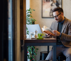 A leitura de livros para alavancar os negócios e a carreira pode oferecer novas perspectivas, técnicas de gestão e ferramentas de tomada de decisão (Imagem: ZoranOrcik | Shutterstock)