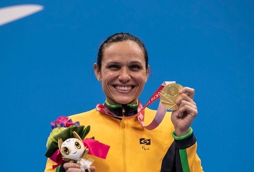 Carol Santiago exibe orgulhosa a sua medalha de ouro conquista em Tóquio