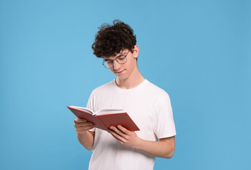 Ler obras literárias com conteúdo histórico permite ao estudante refletir sobre o passado com mais interesse (Imagem: New Africa | Shutterstock)