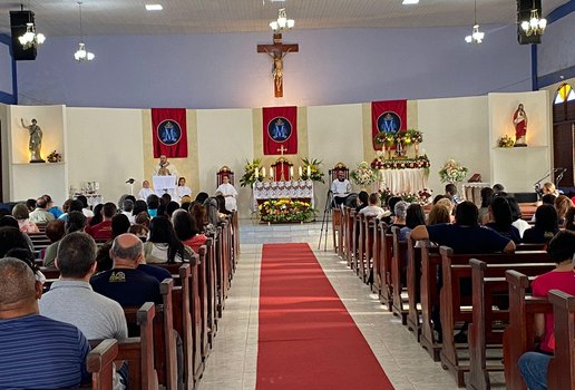 Nas primeiras horas da manhã fiéis acompanharam a missa na paróquia de Nossa Senhora da Conceição Aparecida, no bairro do Valentina