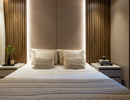 Os livros podem tornar a decoração mais charmosa e funcional (Projeto: VilaVille Arquitetura e Interiores | Imagem: Robson Fotógrafo)