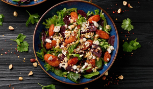 Salada morna de beterraba com cenoura, queijo feta e avelãs (Imagem: DronG | Shutterstock)