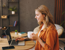 Trabalho home office oferece vantagens para profissionais e empresas (Imagem: ViDI Studio | Shutterstock)