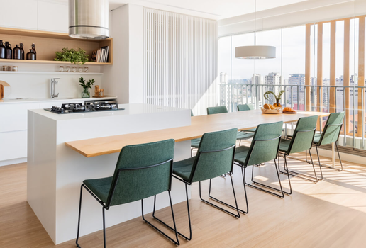 A marcenaria sob medida valoriza a integração entre os ambientes, unindo praticidade e estética em um espaço contemporâneo (Projeto: Escritório Conectarq | Imagem: Guilherme Pucci)