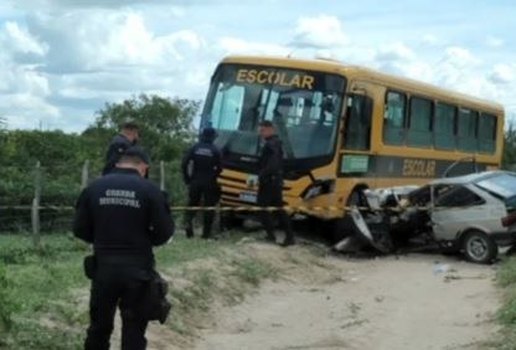 Colisão entre carro e ônibus escolar deixa feridos na Paraíba