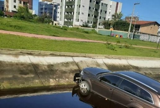 Carro cai em canal do Parque Parahyba 3, em João Pessoa