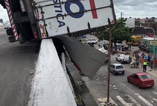 Parte da carga despencou na via debaixo