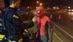 Homem Aranha e parado em blitz da Policia Rodoviaria Federal no Parana