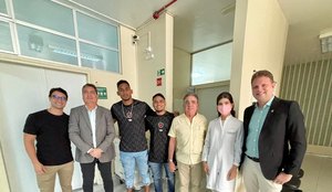 Atletas visitam hospital do cancer para realizar sonho de crianca na Paraiba 5